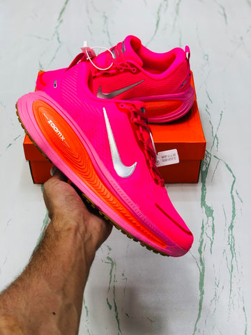 NIKE VOMERO 18 RED AND PINK