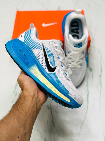 NIKE VOMERO 18 WHITE AND BLUE