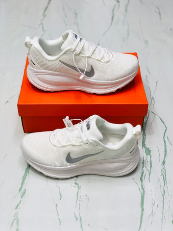 NIKE VERMO 18 WHITE AND SILVER