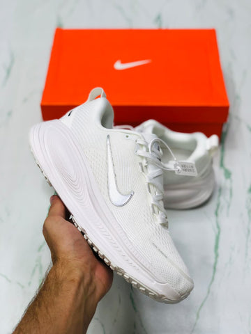 NIKE VOMERO 18 WHITE AND SILVER